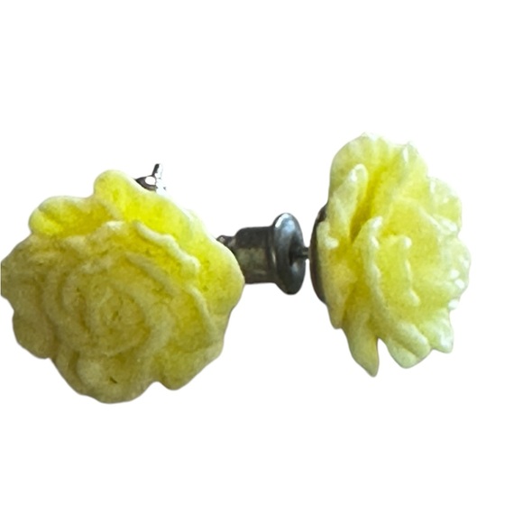 Adorable Vintage Yellow Floral Dainty Earrings Pierced - Picture 6 of 12